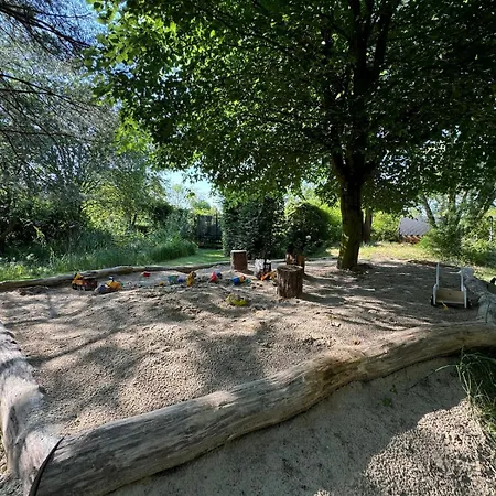 Idyllisches Reetdachhaus In Alleinlage Nossentiner Huette
