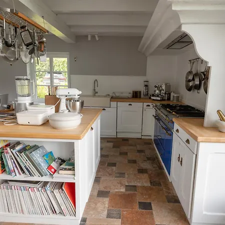 Idyllisches Reetdachhaus In Alleinlage Nossentiner Huette